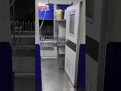 Ημερήσια εργασία σε εργοστάσιο χρωματισμού γυάλινων μπουκαλιών